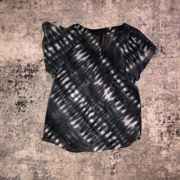 Express Black and White sequined V-neck Short sleeve sheer Blouse, size Small - Picture 3 of 4